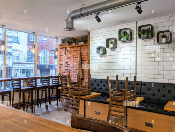 Gaya industri dengan dinding bata ekspos dan pipa besi